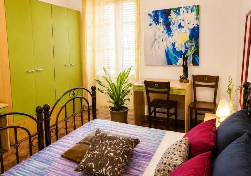 a room with a bed and a table with a couch at Guglielmo room's B&B in Catania