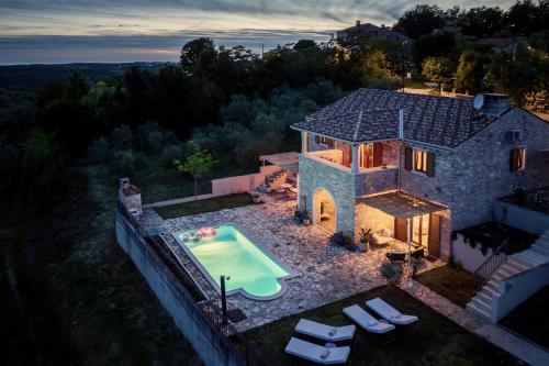 an aerial view of a house with a swimming pool at casa PRIANI in Krasica