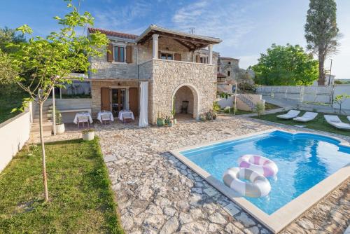 an external view of a house with a swimming pool at casa PRIANI in Krasica