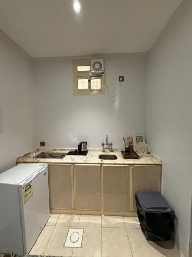 a small kitchen with a sink and a stove at كيان الين الشبلان - KAYAN ALYN AlMansak Suites in Abha