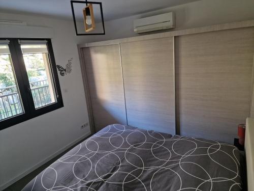 a bedroom with a large bed and a window at T2 cozy vue mer in Pietrosella