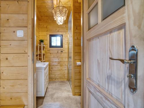 a bathroom with a door with a sink and a mirror at Na Las Czas in Sompolno