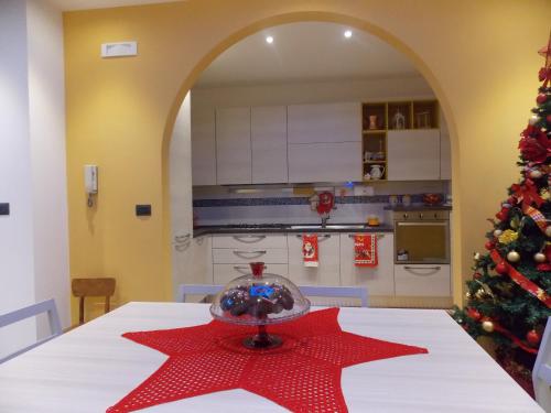 a red star on a table with a christmas tree at Vico 59 in Ortona