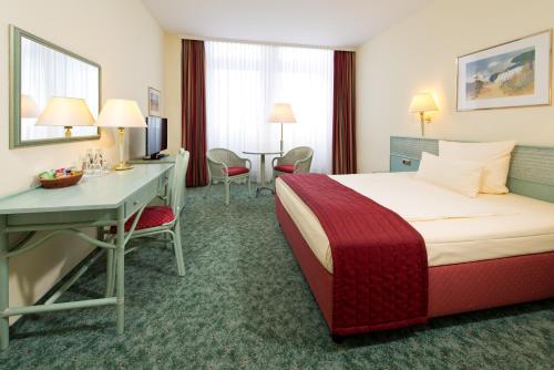 A bed or beds in a room at Hotel Steglitz International