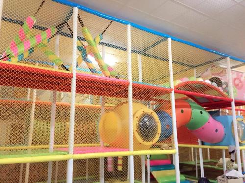 a play room filled with lots of play equipment at Binh Minh Dien Chau Hotel in Diễn Châu