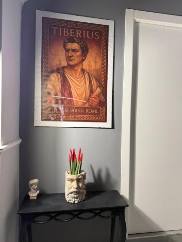 a picture of a man on a wall with a vase on a table at CENTURIONI Alloggio turistico in Civitavecchia