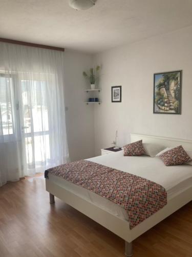 a bedroom with a large bed in a room at Apartmani Vinko Palaversić in Jelsa
