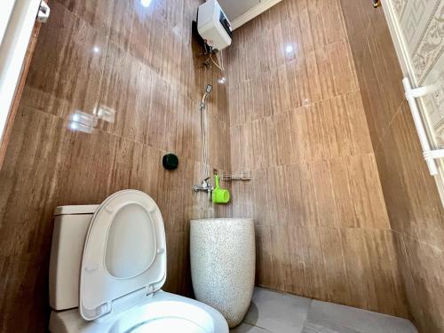 a bathroom with a toilet and a shower at MP Villa Tirta Sevil S3 Malang in Mantaak