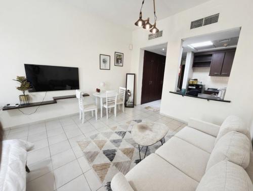 NamaStay - Spacious Studio in Discovery Gardens Near Metro