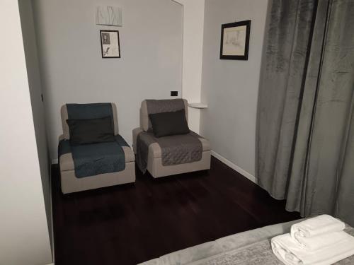 a living room with two chairs and a bed at Casa vacanza Pescasseroli in Pescasseroli