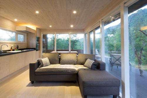 a living room with a couch and a kitchen at Endemiko in Malalcahuello