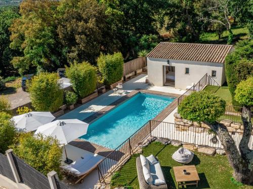 an overhead view of a swimming pool in a backyard at Le Cabanon de Val in Gassin