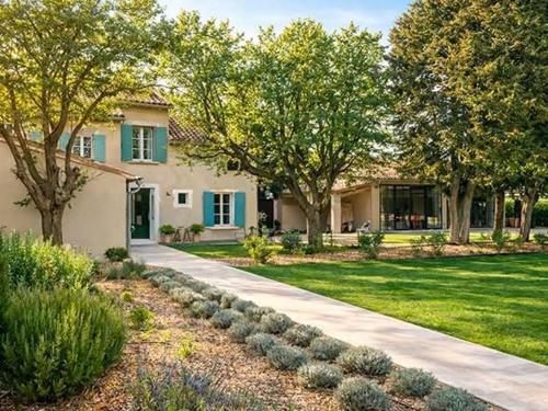 a house with a yard with trees and a sidewalk at Mas Guerite - Provence in Aubignan