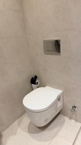 a bathroom with a white toilet in a room at Jessica's House in Luxor