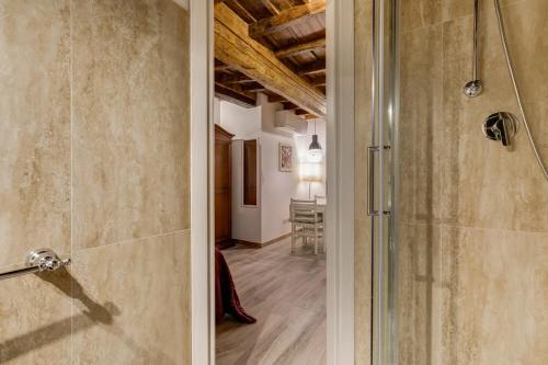 bagno con cabina doccia e porta in vetro di Pellegrino Campo de' Fiori Suite a Roma
