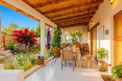 Peach Pine House - Escape Near City, Beach and Athens Airport