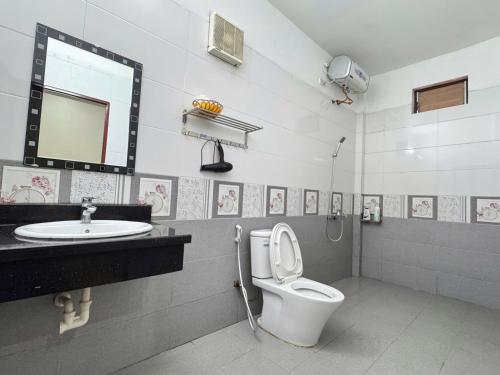 a bathroom with a toilet and a sink at Tam Coc Thanh Dat Homestay in Ninh Binh