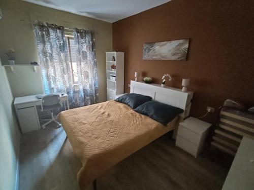 a small bedroom with a bed and a desk at Sole di Vita in Marina di Strongoli