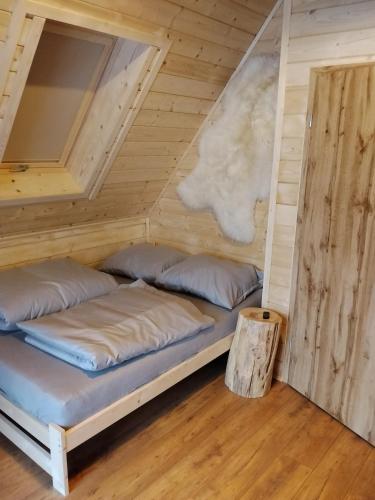 a room with two beds in a wooden cabin at Domek Niedźwiedź in Groń