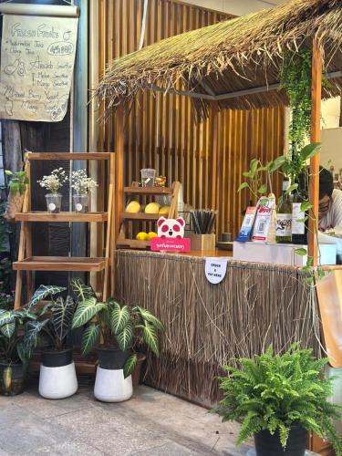 a store front with plants and aitatingitatingitatingitatingitatingitatingitatingitatingamboo at Homer House Hostel & Café in Vientiane