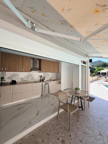 Breeze Hotel