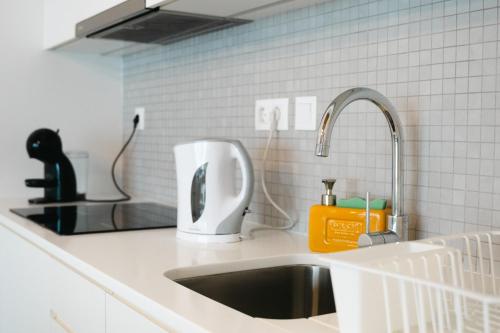 a kitchen counter with a sink and a sink at Casa das Ondas in Ribeira Grande