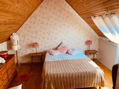 a bedroom with a bed with two stuffed animals on it at Maison 4 chambres in Carnac