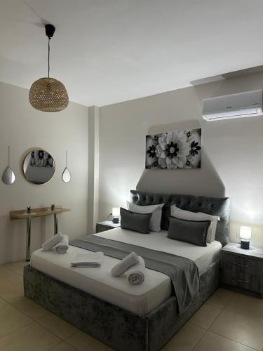 Llit o llits en una habitació de Moon Apartment