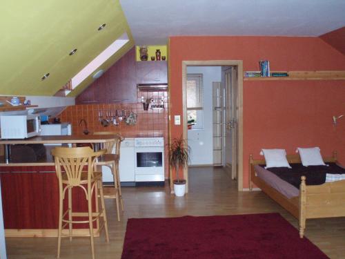 リポヴァー・ラーズニェにあるApartmán Pod lesemのキッチン、リビングルームが備わります。