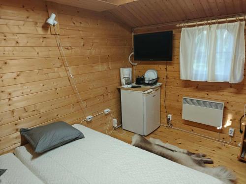 a bedroom with a bed and a television in a cabin at Mere in Yarve-Keskranna