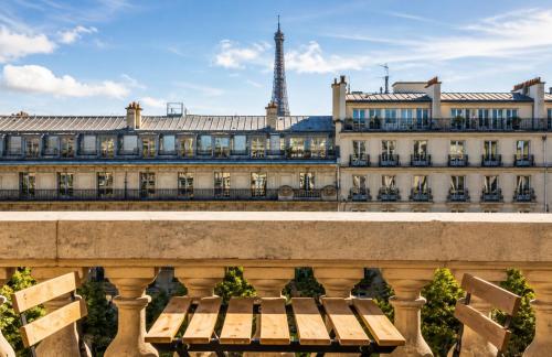 Champs-Élysées Luxury Suite