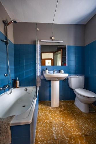 a bathroom with a tub and a sink and a toilet at Casa Laureano in Carcedo