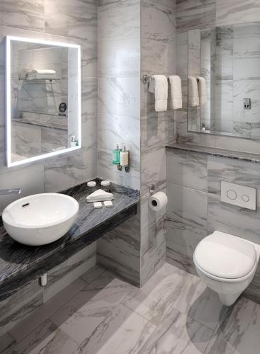 Un baño de The Address Connolly