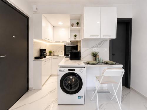 Aiolos elegant escapes near the sea of Alimos