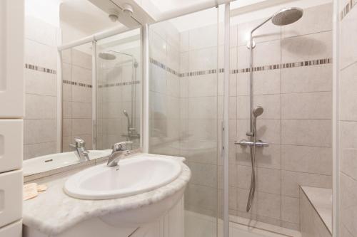 Upstays Bright 1BR 50m² with terrace Cannes center