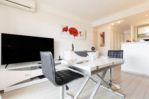 Upstays Bright 1BR 50m² with terrace Cannes center