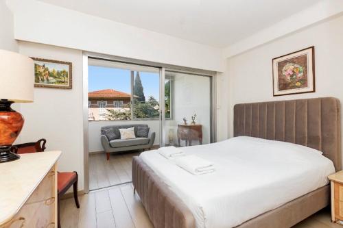 Upstays Bright 1BR 50m² with terrace Cannes center