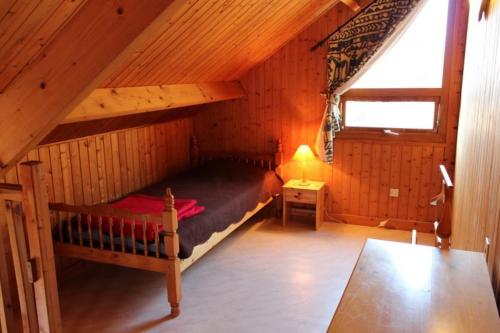 a bedroom with a bunk bed in a attic at Chalet Thiennet in Mesples