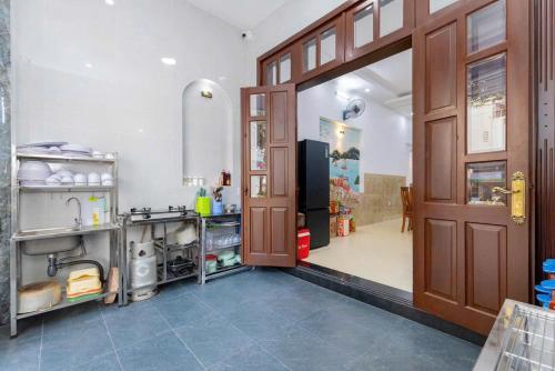 a kitchen with a door open to a kitchenasteryasteryasteryasteryasteryasteryastery at Sói Homestay B10 HQL in Xã Thang Tam