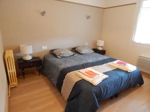 a bedroom with two beds and two lamps at Côte Landaise in Tarnos