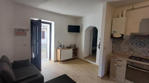 a living room with a couch and a kitchen at Appartamento vicolo Torino 8 Malpensa in Ferno