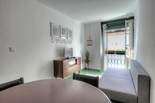 Stay local in Alfama! Alice central home, near river