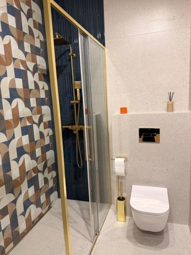 a bathroom with a toilet and a glass shower at COSMO Premium Park Chorzów, Parking, f-VAT klimatyzacja in Chorzów