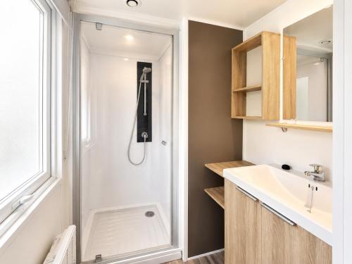 a bathroom with a shower and a sink at Camping de la Baie-Baie de Somme-Sites et Paysages in Pendé