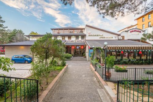 an empty street in front of a building at Kopala Tskneti Hotel in Tsqnetʼi