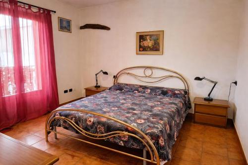 a bedroom with a bed and two lamps on tables at Casa Giovio - Romantico appartamento di montagna in Blessagno