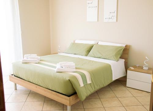 a bedroom with a bed with two towels on it at Tra Onde e Vette in San Leonardello