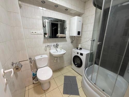 a bathroom with a toilet and a sink and a shower at ApartmentsByMatyrafa-XVI in Tarnowskie Góry
