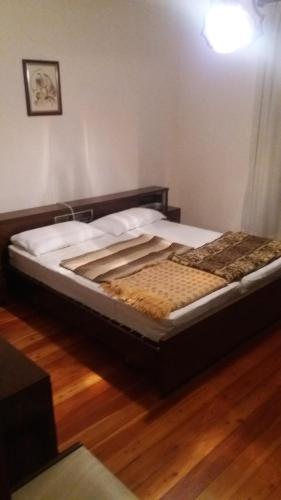 uma cama sentada num piso de madeira num quarto em Casamanu em Enego