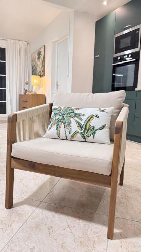 a wooden bench with a pillow on it in a living room at Villa Nueva Martinique in Gros-Morne